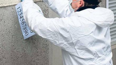 Tatort Neukölln. Noch am Freitag wurden in der Emser Straße Spuren der Schießerei gesichert. Foto: dapd