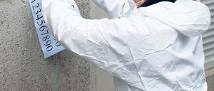 Tatort Neukölln. Noch am Freitag wurden in der Emser Straße Spuren der Schießerei gesichert. Foto: dapd