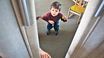 Webfehler im Erbgut. In manchen Fällen kann Autismus durch eine genetische Veränderung verursacht werden. Das Bild zeigt ein autistisches Mädchen und ist eines der Unicef-Fotos des Jahres 2009. 