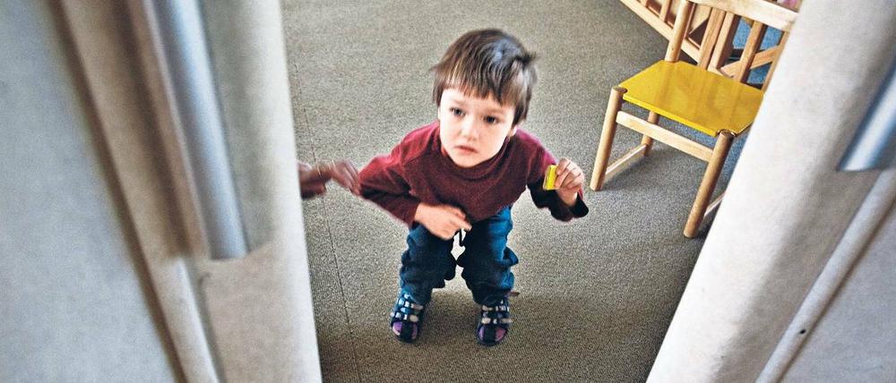Webfehler im Erbgut. In manchen Fällen kann Autismus durch eine genetische Veränderung verursacht werden. Das Bild zeigt ein autistisches Mädchen und ist eines der Unicef-Fotos des Jahres 2009. 