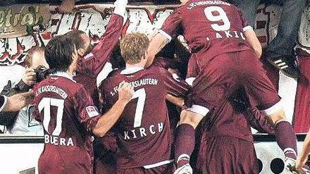 Haufenweise Spaß. Die FCK-Spieler feierten mit ihren Fans. Foto: dpa