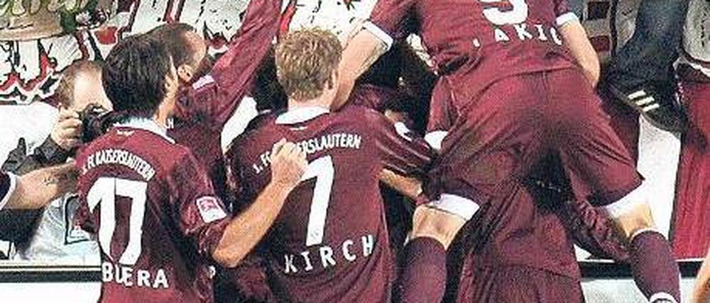 Haufenweise Spaß. Die FCK-Spieler feierten mit ihren Fans. Foto: dpa