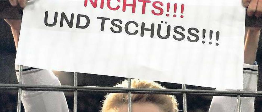 In den Kaffee gespuckt. Die Kölner Fans kritisieren die Personalpolitik von Michael Meier (r.) – das schmeckt ihm gar nicht. Fotos: dpa, Reuters