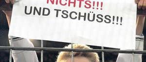 In den Kaffee gespuckt. Die Kölner Fans kritisieren die Personalpolitik von Michael Meier (r.) – das schmeckt ihm gar nicht. Fotos: dpa, Reuters