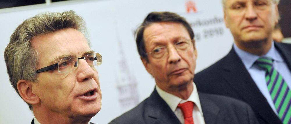 Der Bundesinnenminister Thomas de Maiziere (CDU, l-r) und die Innenminister von Berlin Ehrhart Körting (SPD) und von Bayern Joachim Herrmann (CSU).