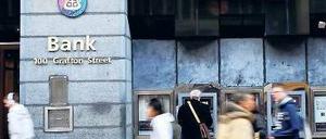 Am Ende gewinnt die Bank. Sollte Irland Hilfskredite von EU und IWF in Anspruch nehmen, wird das Geld vor allem in das marode Finanzsystem wandern.
