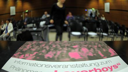Die Kriminalpolizei informiert auf einer Veranstaltung über die Gefahren des Phänomens "Loverboys".