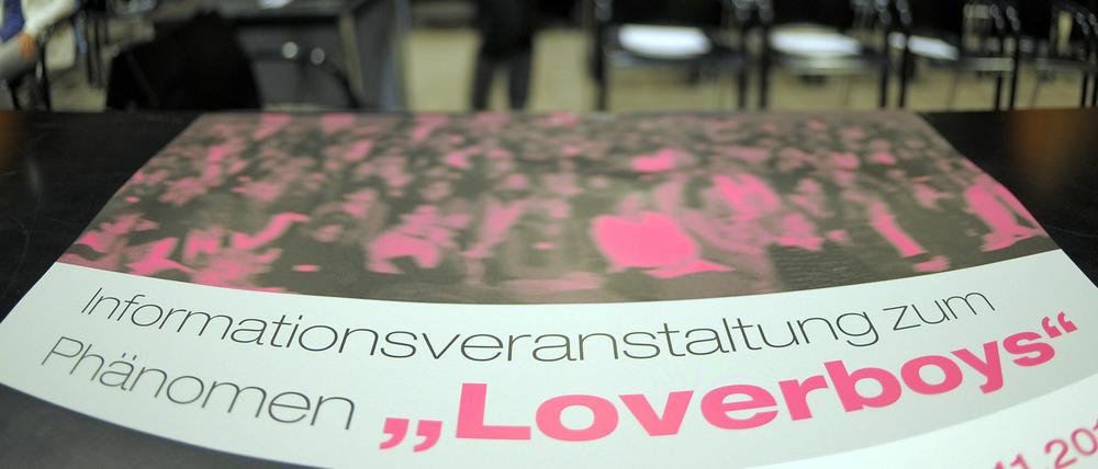 Die Kriminalpolizei informiert auf einer Veranstaltung über die Gefahren des Phänomens "Loverboys".