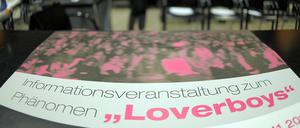 Die Kriminalpolizei informiert auf einer Veranstaltung über die Gefahren des Phänomens "Loverboys".