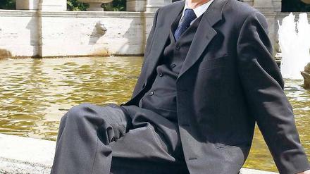 Kein Märchenonkel. Bischof Markus Dröge, hier am Märchenbrunnen in Friedrichshain, schaffte es auf leise Weise, Vertrauen zu gewinnen. Foto: Imago