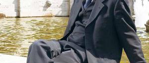 Kein Märchenonkel. Bischof Markus Dröge, hier am Märchenbrunnen in Friedrichshain, schaffte es auf leise Weise, Vertrauen zu gewinnen. Foto: Imago