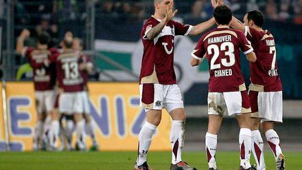 Die Besten im Norden. Hannovers Pogatetz, Chahed und Pinto bejubeln den HSV-Sieg über den anderen HSV.