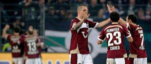 Die Besten im Norden. Hannovers Pogatetz, Chahed und Pinto bejubeln den HSV-Sieg über den anderen HSV.