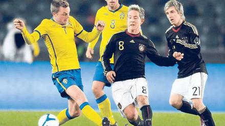 Junioren-Doppel. Lewis Holtby (Mitte) und Marko Marin (rechts) überzeugten gegen Schweden. Foto: AFP