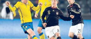 Junioren-Doppel. Lewis Holtby (Mitte) und Marko Marin (rechts) überzeugten gegen Schweden. Foto: AFP