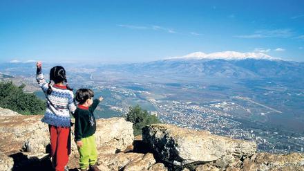 So weit das Land. Hinter dem Hula-Tal erheben sich die auch im Sommer oft schneebedeckten Gipfel des Golan. Foto: mauritius images