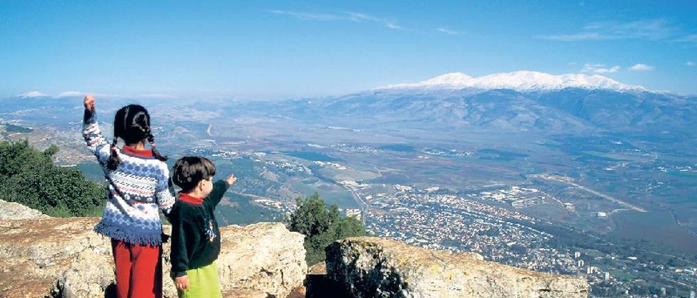 So weit das Land. Hinter dem Hula-Tal erheben sich die auch im Sommer oft schneebedeckten Gipfel des Golan. Foto: mauritius images