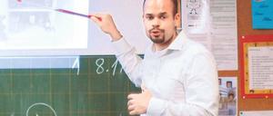 Berufswahl ganz konkret. Bahn-Manager Robindro Ullah erklärt den Schülern der Löwenzahl-Grundschule in Neukölln seinen Job.
