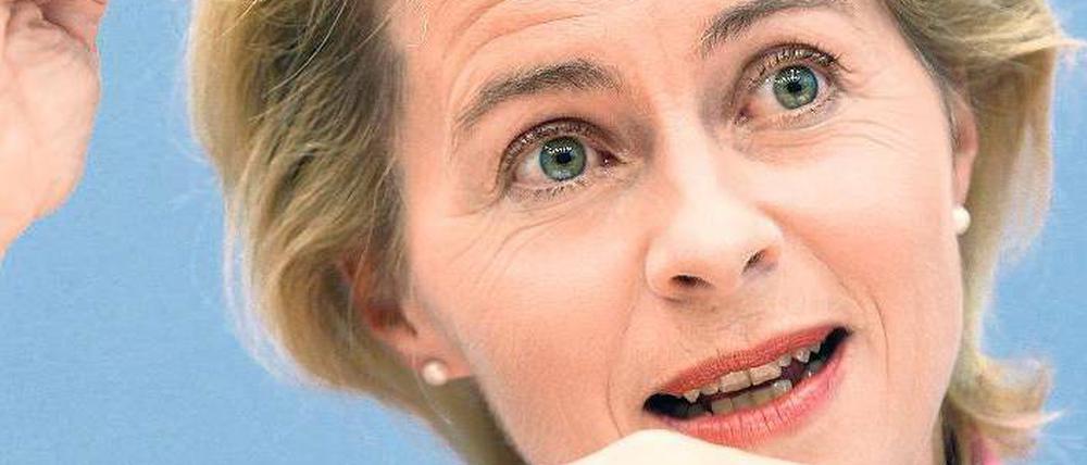 Gegenwehr. Ministerin von der Leyen (CDU) ist mit den neuen Hartz-IV-Regelsätzen noch nicht auf der sicheren Seite.