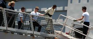 Die undatierte Aufnahme zeigt, wie einer der somalischen Piraten, die ein deutsches Containerschiff gekapert hatten, von niederländischen Mairnesoldaten in Djibouti von Bord gebracht wird.