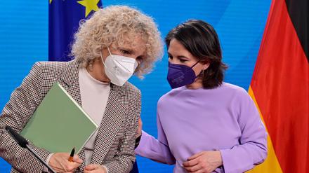 09.02.2022, Berlin: Jennifer Morgan (l), Geschäftsführerin von Greenpeace International, und Außenministerin Annalena Baerbock (Grüne), aufgenommen während einer Pressekonferenz. Morgan soll Sonderbeauftragte der Bundesregierung für Klimaschutz werden wie Außenministerin Baerbock (Grüne) am Mittwoch in Berlin bekannt gab. Zuvor hatte das Kabinett einen entsprechenden Beschluss gefasst. Sie solle ab dem 1. März als Sonderbeauftragte für internationale Klimapolitik und designierte Staatssekretärin im Auswärtigen Amt arbeiten, sagte Baerbock. Foto: John Macdougall/AFP POOL/dpa +++ dpa-Bildfunk +++