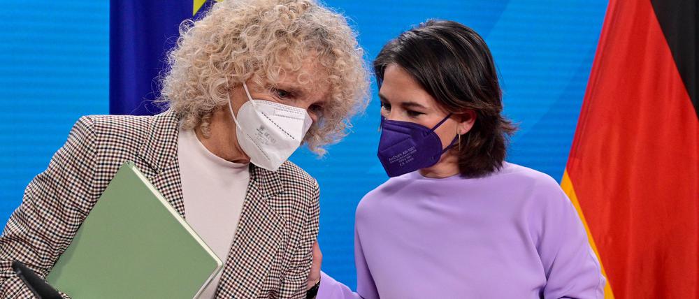 09.02.2022, Berlin: Jennifer Morgan (l), Geschäftsführerin von Greenpeace International, und Außenministerin Annalena Baerbock (Grüne), aufgenommen während einer Pressekonferenz. Morgan soll Sonderbeauftragte der Bundesregierung für Klimaschutz werden wie Außenministerin Baerbock (Grüne) am Mittwoch in Berlin bekannt gab. Zuvor hatte das Kabinett einen entsprechenden Beschluss gefasst. Sie solle ab dem 1. März als Sonderbeauftragte für internationale Klimapolitik und designierte Staatssekretärin im Auswärtigen Amt arbeiten, sagte Baerbock. Foto: John Macdougall/AFP POOL/dpa +++ dpa-Bildfunk +++