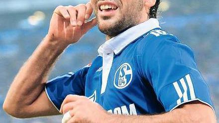 Sí, Señor. Bei Schalke ruft man Torschütze Raúl nur mit spanischer Anrede. Foto: dapd