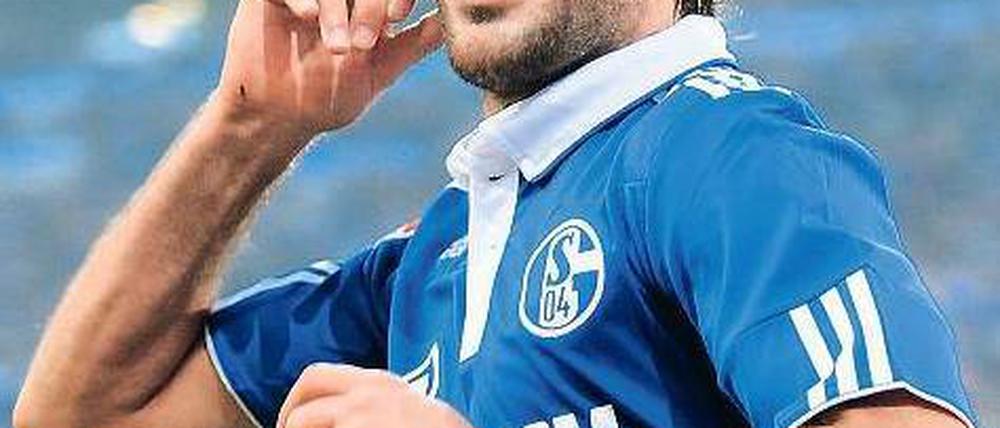 Sí, Señor. Bei Schalke ruft man Torschütze Raúl nur mit spanischer Anrede. Foto: dapd