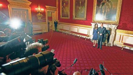 Auf verlorenem Posten? Nach der Verlobung mit Prinz William haben die britischen Medien nun ein unbestreitbares und vor allem berechtigtes Interesse an Kate Middleton. Allerdings gelten klare Grenzen: Ein „Nein“ reicht, und die Kameras müssen ruhen. Foto: dpa