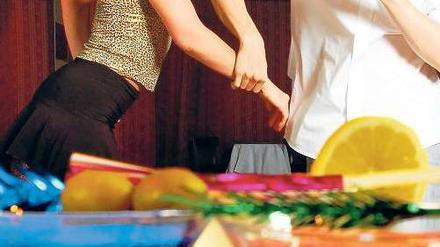 Die Salsa tanzen für unser Foto Anja Rother und Markus Baitis von der Tanzschule Walzerlinksgestrickt.