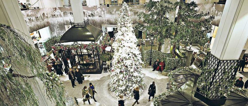 Festlich geschmückt. Ein großer Winterpark ziert im Advent das KaDeWe, das an Spitzentagen bis zu 100 000 Menschen aus aller Welt anlockt. 