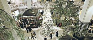Festlich geschmückt. Ein großer Winterpark ziert im Advent das KaDeWe, das an Spitzentagen bis zu 100 000 Menschen aus aller Welt anlockt. 