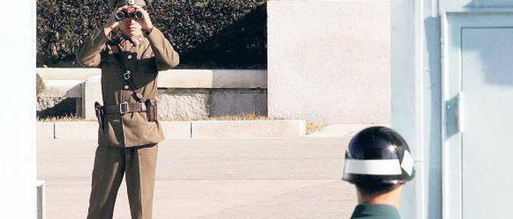 Argwohn unter Nachbarn. Am Grenzort Panmunjom blickt ein nordkoreanischer Soldat mit dem Fernglas nach Süden (Archivbild). 