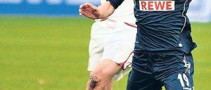 Köln hebt sich ab. Durch den Sieg in Stuttgart verlassen Mato Jajalo (vorne) und die Kölner den letzten Tabellenplatz, Christian Träschs Stuttarter bleiben auf Platz 16. Foto: dpa