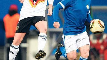 Klassentreffen. Auch Lothar Matthäus (l.) und Andreas Thom waren am Ball. Foto: dpa