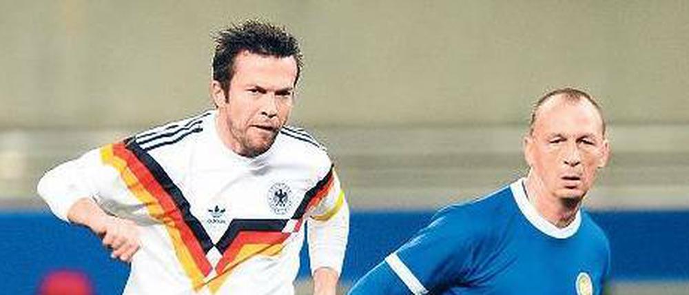 Klassentreffen. Auch Lothar Matthäus (l.) und Andreas Thom waren am Ball. Foto: dpa