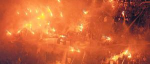 Akt der Dummheit. Boca-Fans werfen gelbe Nebelkerzen auf River-Fans. Foto: Reuters