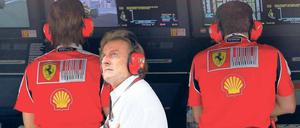 Panne am Kommandostand. Ferrari-Präsident Luca di Montezemolo steht an der Boxenmauer, wo die verhängnisvolle Strategie für Fernando Alonso ersonnen wurde. 