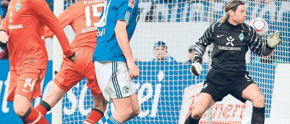 Was machst du mit der Schulter, lieber Tim? Werders Torwart Wiese war am frühen 0:1-Rückstand beteiligt: Der Ball sprang von der Latte an seinen Körper und von da ins Tor. Foto: dpa