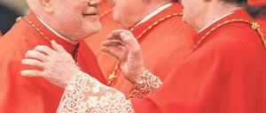 Rote Elite. In den höchsten Rang nach dem Papst stieg am Samstag auch der Münchner Erzbischof Reinhard Marx (links) auf. Er darf jetzt die Kardinalsfarbe tragen.