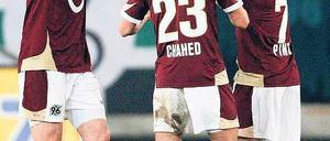 Erste Freuden. Die 96-Spieler bejubeln den Ausgleich, doch es kam noch besser. Foto: dapd