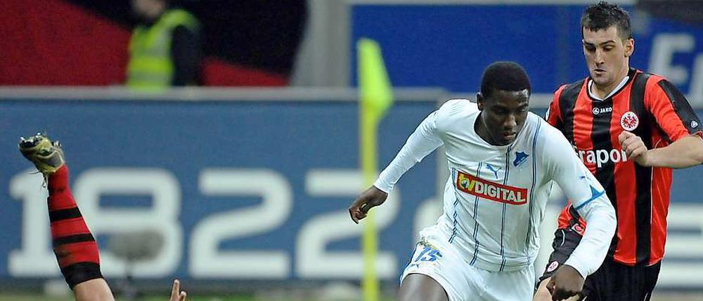 Aus dem Tritt geraten: Frankfurts Tzavellas (l.) geht zu Boden, während Hoffenheims Mlapa (M.) vorbeizieht.