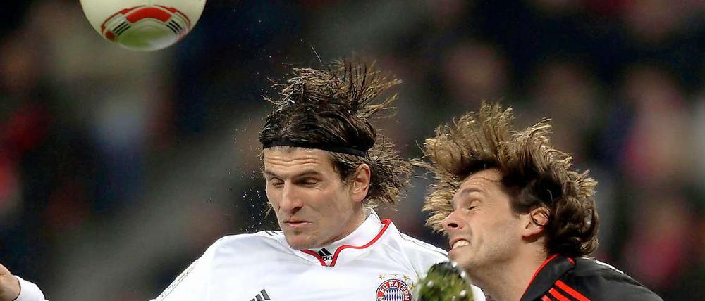 Verrenkung total! Mario Gomez und Manuel Friedrich geben alles, was Körper und Mimik hergeben.