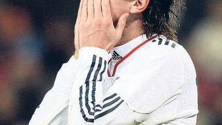 Chance vergeben. Bayerns Gomez köpft in der 90. Minute über das Tor. Fotos: Reuters