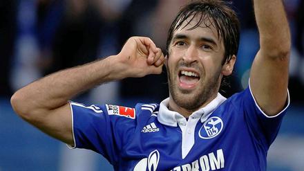 Spitzt die Lauscher! Ich war's! Raúl schoss Werder mit seinem Hattrick fast im Alleingang ab.
