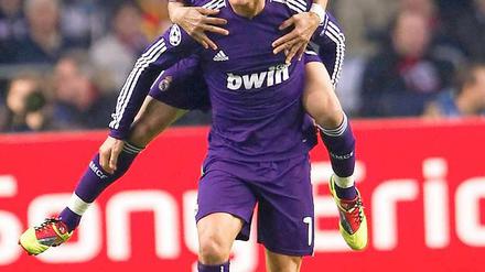 Cristiano Ronaldo traf bei Reals 4:0-Sieg in Amsterdam doppelt und wurde wie hier von Angel di Maria gefeiert.