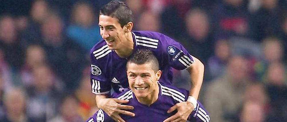 Cristiano Ronaldo traf bei Reals 4:0-Sieg in Amsterdam doppelt und wurde wie hier von Angel di Maria gefeiert.