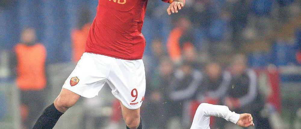 Bayern am Boden. Philipp Lahm kann Mirko Vucevic in dieser Szene zwar den Ball abjagen, am Ende aber machen die Römer fette Beute. Dank einer Steigerung in der zweiten Hälfte brachten sie den Bayern nach neun Spielen wieder eine Pflichtspielniederlage bei. Foto: Reuters