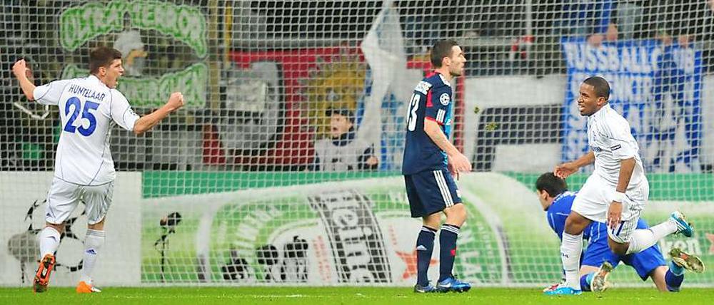 Jefferson Farfan (r.) trifft zum 1:0 für Schalke. Klaas-Jan Huntelaar freut sich - und legt später das 2:0 und 3:0 nach.