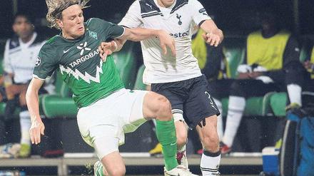 Nicht zu fassen. Schon beim 2:2 im Hinspiel hatte der Bremer Verteidiger Clemens Fritz seine liebe Mühe mit den Antritten von Gareth Bale (r.).